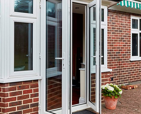 Монтаж пластиковой двери