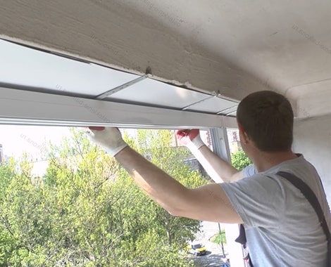 Установка козырька на балконе